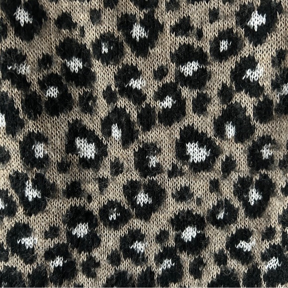 ASOS Women’s Knit Leopard Print Off-The-Shoulder Sweater Size 4 - Picture 3 of 9